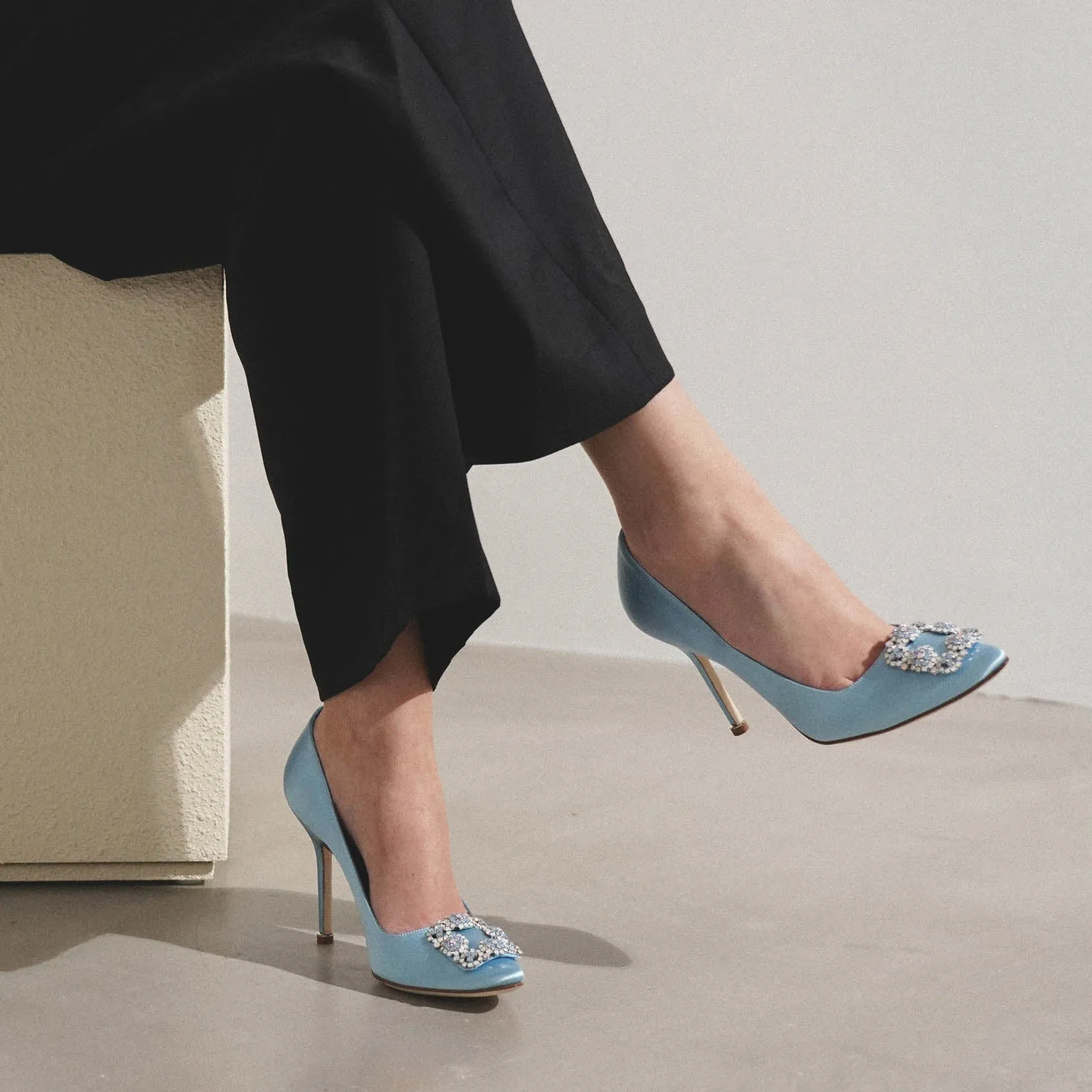 Hangisi 105 light blue satin pumps