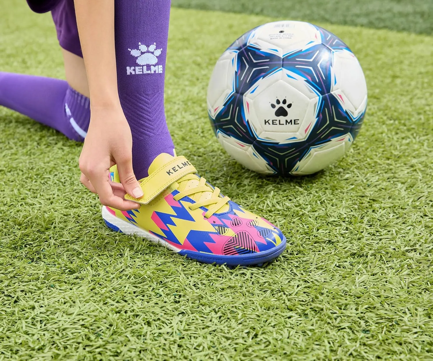 KELME Kids' Indoor Soccer Cleats, Breathable Mesh Turf Futsal Shoes, Turn-Lock, Boys Girls Football Baseball Softball Sneaker for Little/Big Kid