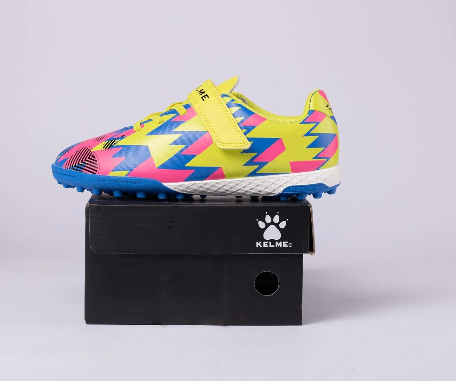 KELME Kids' Indoor Soccer Cleats, Breathable Mesh Turf Futsal Shoes, Turn-Lock, Boys Girls Football Baseball Softball Sneaker for Little/Big Kid